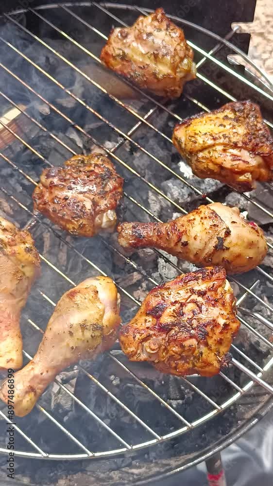 morceaux de poulet, en cuisson, sur un barbecue morceaux de poulet, en cuisson, sur un barbecue