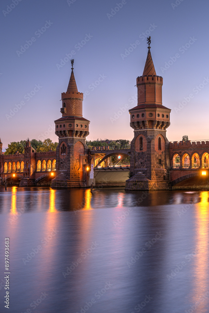 Fototapeta premium The beautiful Oberbaumbruecke over the river Spree in Berlin at twilight