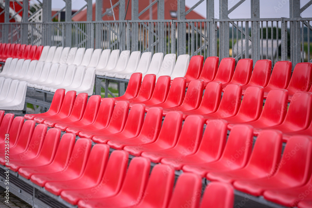 Fototapeta premium Białe i czerwone krzesełka sportowe