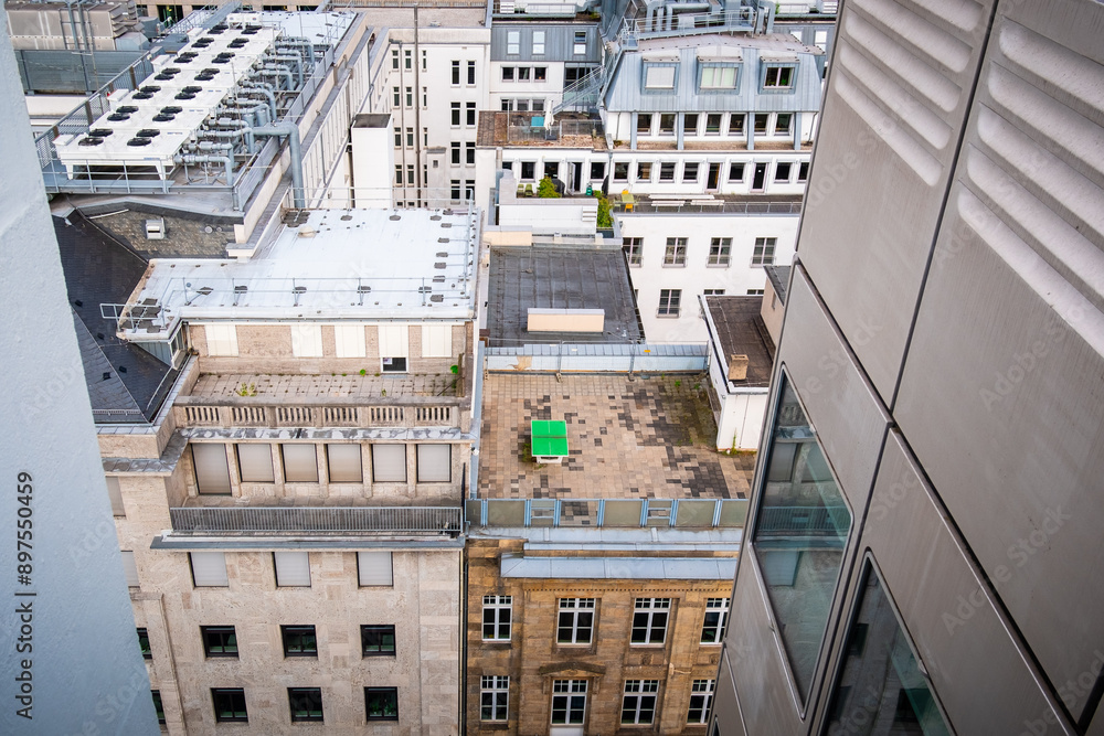 Tischtennisplatte auf dem Dach eines Hauses in Düsseldorf, Deutschland Tischtennisplatte auf dem Dach eines Hauses in Düsseldorf, Deutschland