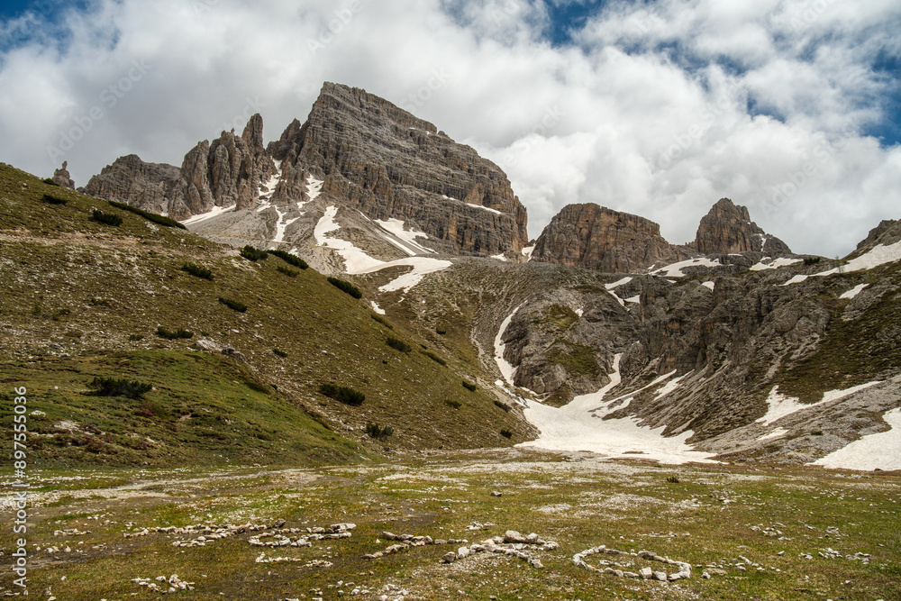 Obraz premium Dolomites Adventure: June Snow and Fog on Tre Cime Circuit