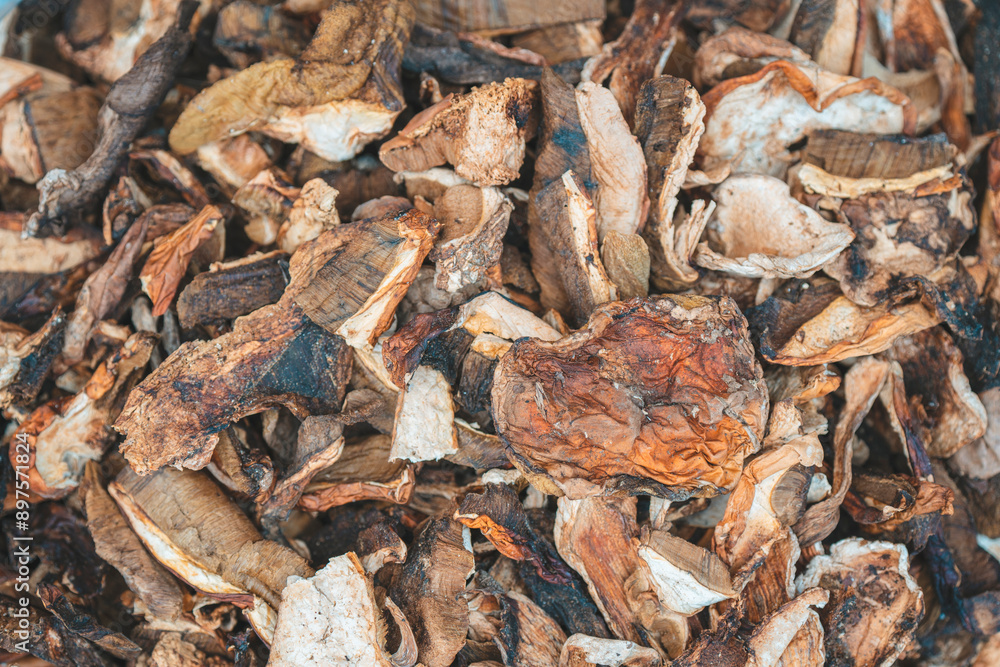 lots of dried sliced mushrooms
lots of dried sliced mushrooms