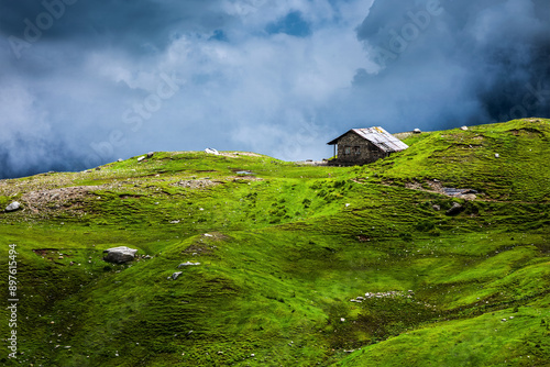 Foto Serenity serene lonely scenery background concept - house in mountains on alpine meadow in clouds