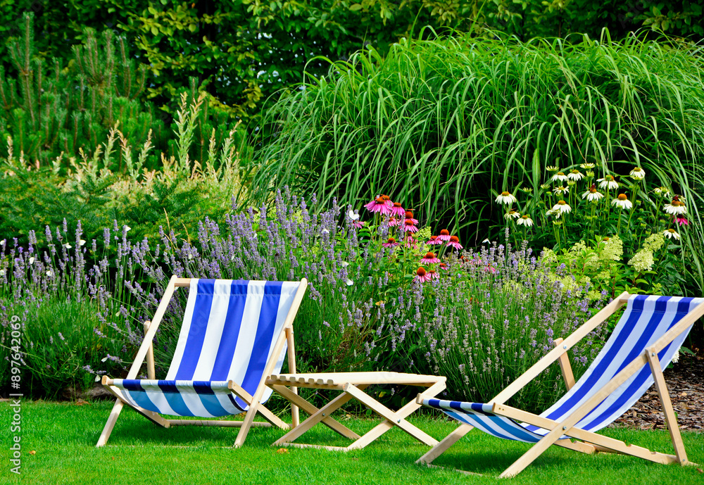 leżaki w biało-niebieskie pasy w ogrodzie, leżaki w ogrodzie, kącik wypoczynkowy z leżakiami, blue and white striped deckchairs in the garden, deckchairs in the garden, empty deck chairs, seating area