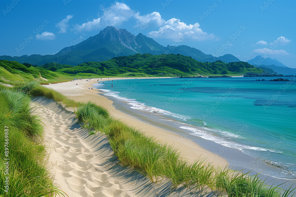 En Nouvelle-Zélande, sur une plage de sable fin, l'eau turquoise de la baie rencontre les montagnes verdoyantes, offrant un paysage d'été idyllique.