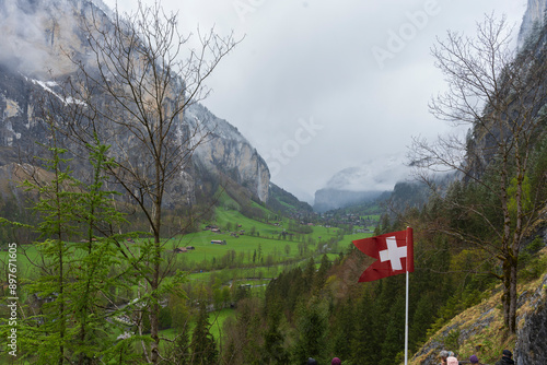 Wallpaper Mural Jolie montagne en Lauterbrunnen  Torontodigital.ca