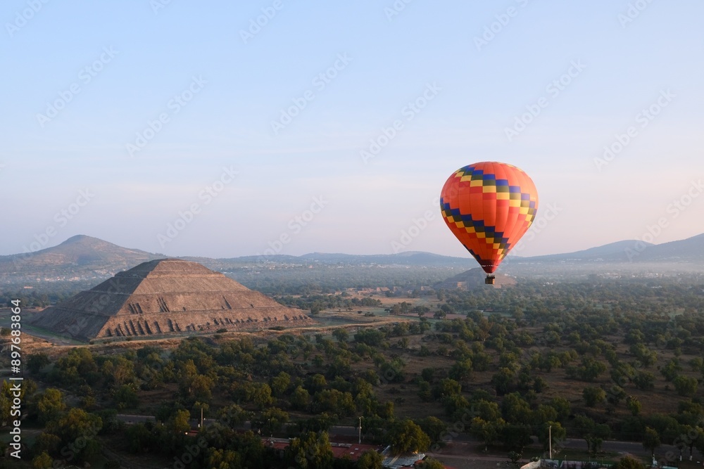 Obraz premium Hot Air Balloon Over Teotihuacan Pyramid At Sunrise, Mexico City Landscape