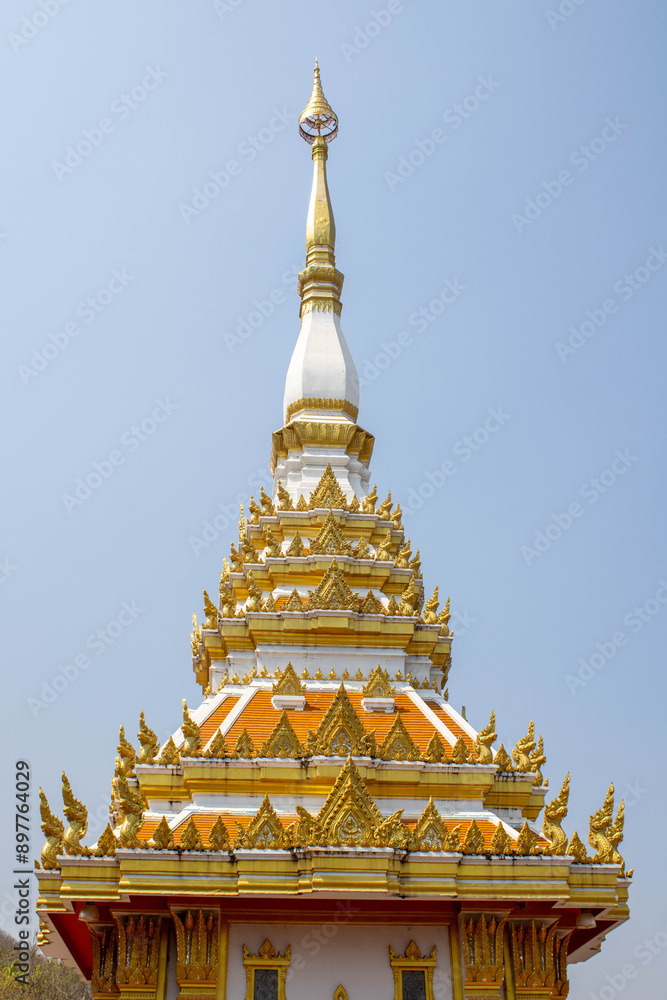 Naklejka premium The top of the castle, Thai temple, beautiful golden canopy.