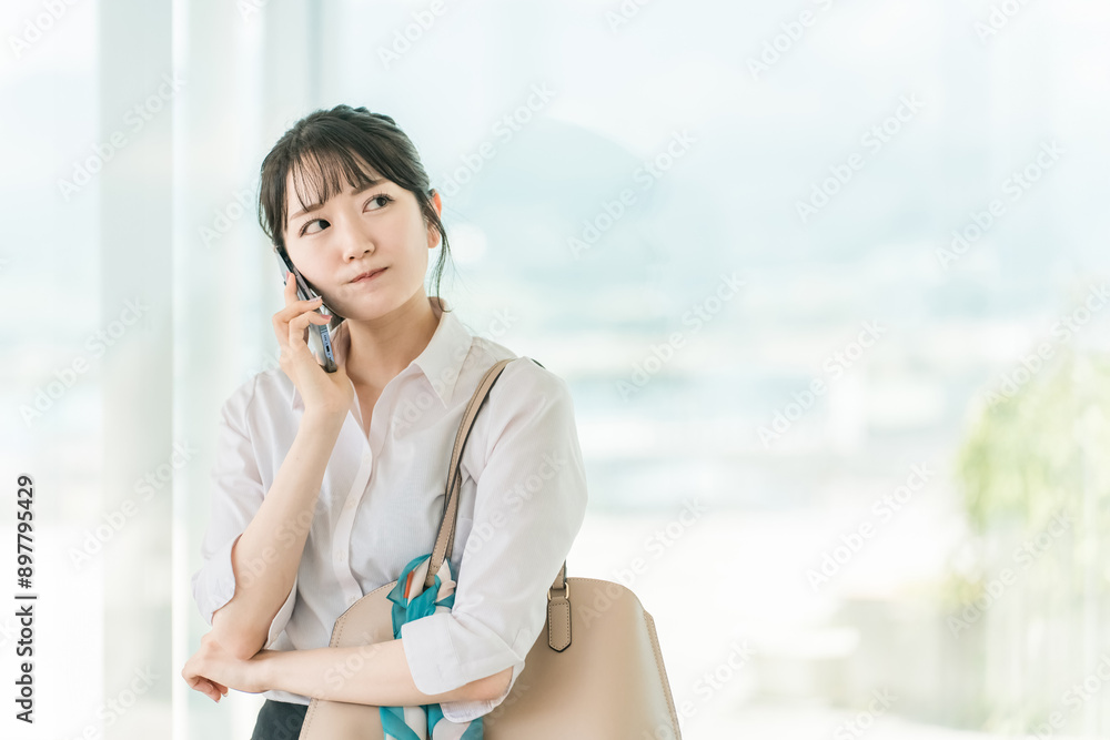 スマホで通話しながらオフィスの廊下を歩く若いアジア人ビジネスウーマン(トラブル・イライラ・不満)
スマホで通話しながらオフィスの廊下を歩く若いアジア人ビジネスウーマン(トラブル・イライラ・不満)