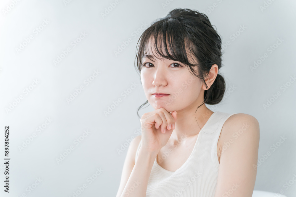 頬杖をついて考える・悩むアジア人女性(美容・ダイエット・エステ・脱毛)
頬杖をついて考える・悩むアジア人女性(美容・ダイエット・エステ・脱毛)