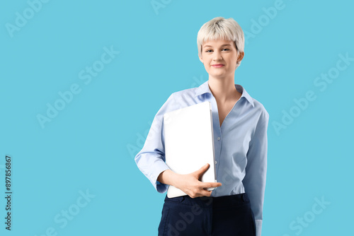 Young businesswoman with la...