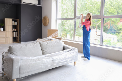 Young female worker wrappin...