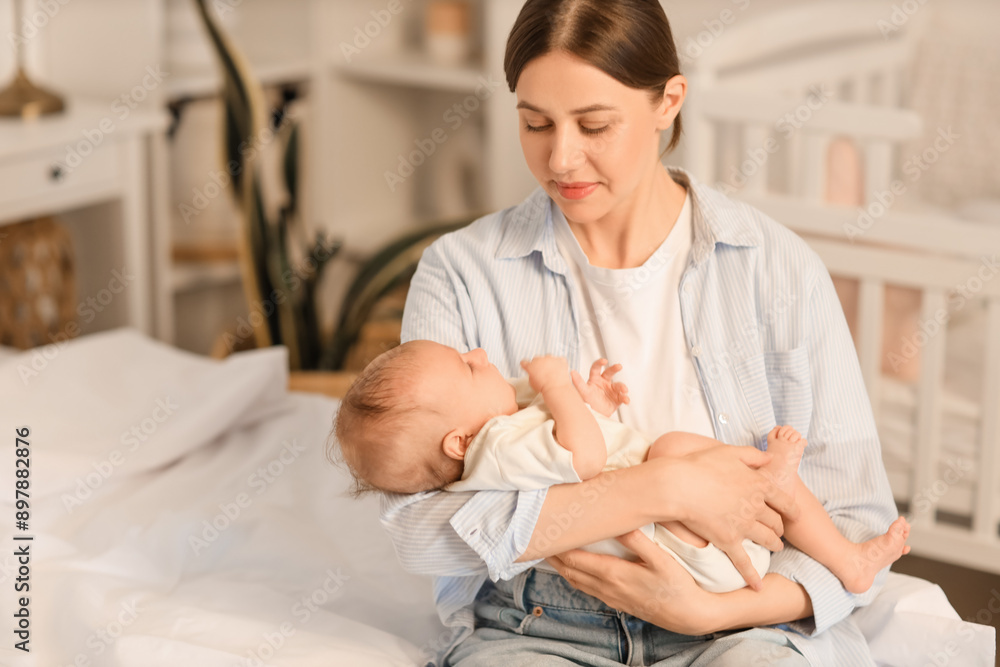 Obraz premium Mother with her little baby sitting in bedroom