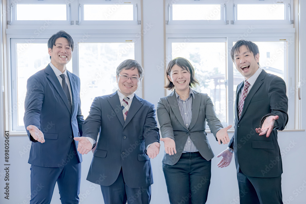笑顔で手を差し伸べるビジネスチーム