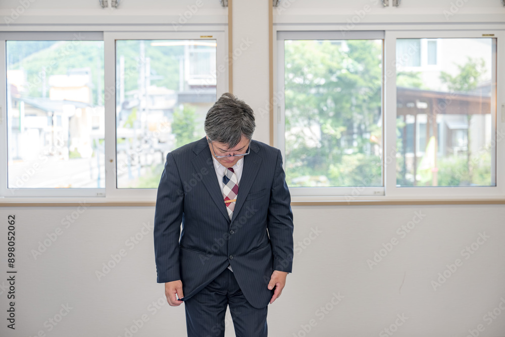 下を向くビジネスマン