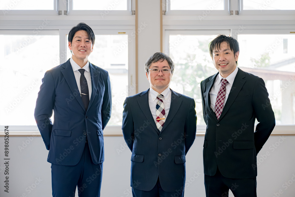 威厳あるビジネスマンと部下