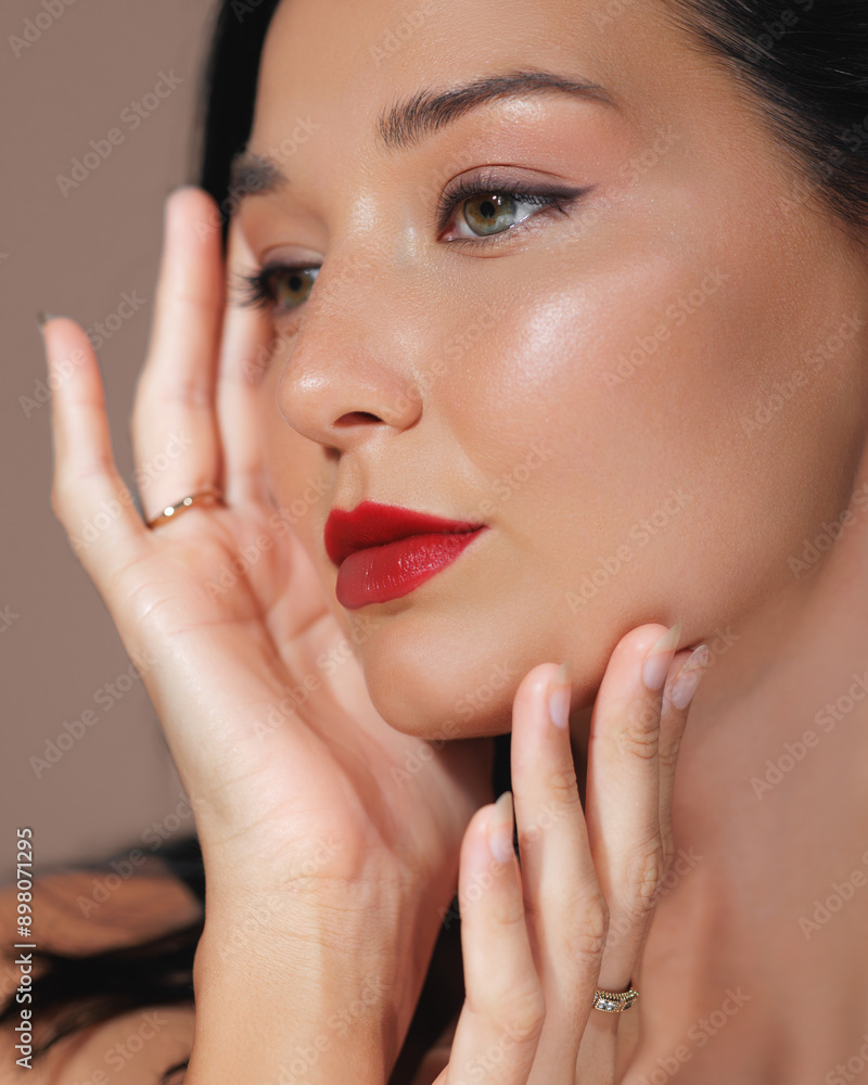 Obraz premium Glamorous Profile Portrait Of Woman With Red Lips And Luxury Jewelry