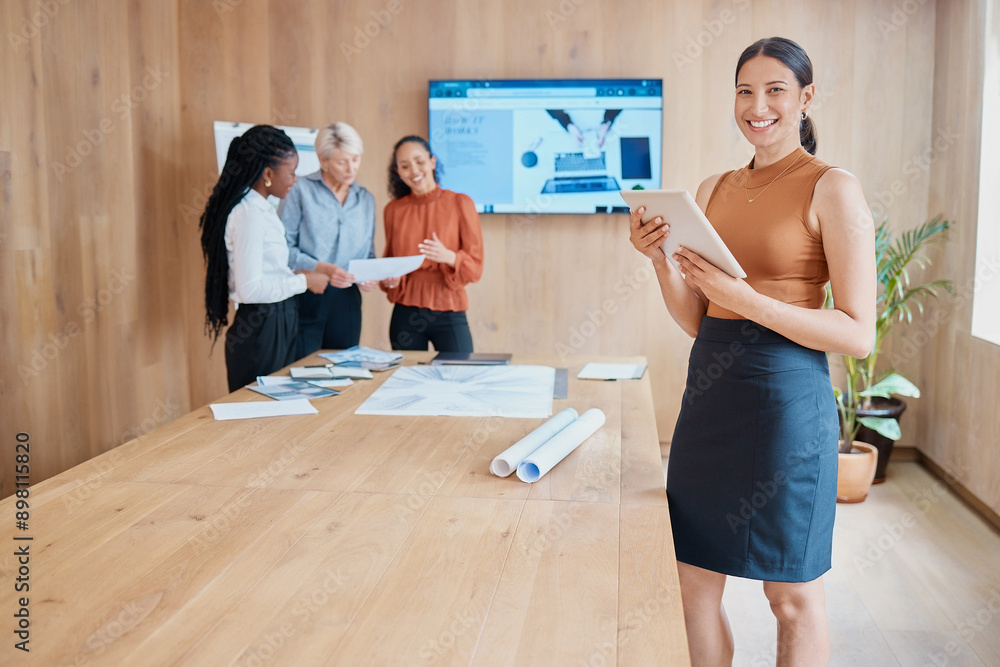 © Oostendorp/peopleimages.com - Portrait, woman and tablet in office with team, presentation and meeting for building development. Happy, female architect or plans in boardroom for business, brainstorming or design concept proposal © Oostendorp/peopleimages.com - Portrait, woman and tablet in office with team, presentation and meeting for building development. Happy, female architect or plans in boardroom for business, brainstorming or design concept proposal