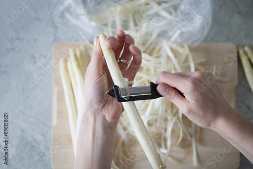 Frau schält Spargel