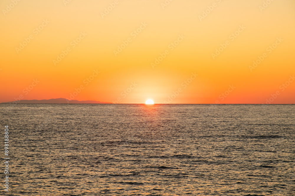 Naklejka premium Capturing the Perfect Dawn,Sunrises and Sunsets on the Coastal Horizon