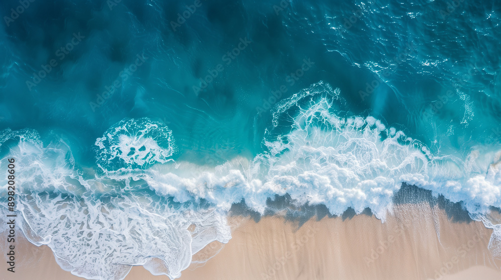 Naklejka premium Aerial view of colorful waves crashing in sea 
