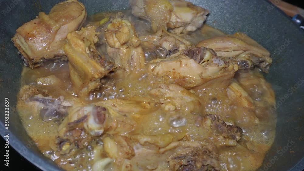 the process of covering the chicken in yellow spices. This process leaves the chicken that has been coated in spices for hours so that the spices are absorbed, so that when fried it tastes delicious