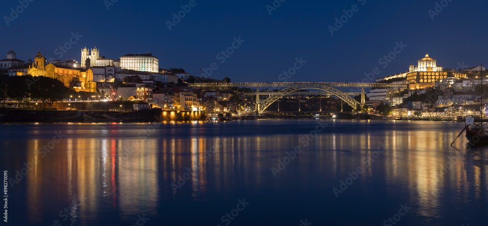 Fototapeta premium Nightfall in Porto, Portugal