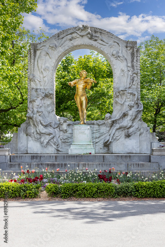 Obraz na płótnie Austrian composer Johann Strauss monument, located in the city park (Stadtpark), Vienna, Austria w salonie