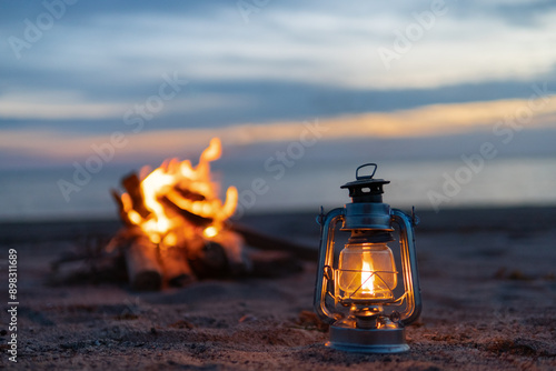 夕日の海とオイルランタン