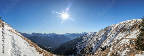 ampia vista panoramica di un bellissimo ambiente di montagna nel nord est Italia, con vaste catene montuose che si estendono all'orizzonte, di mattina, in inverno, sotto un cielo sereno photo