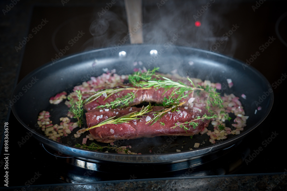 Φωτογραφία healthy and fres cooking at home - roasted deer meat tenderloin with onions, ros