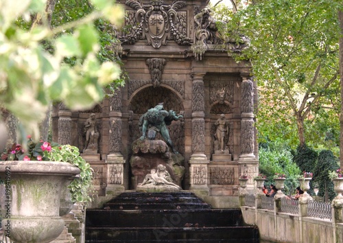 Photos View of the Medici fountain at the Luxembourg Garden at sunset in Paris, France