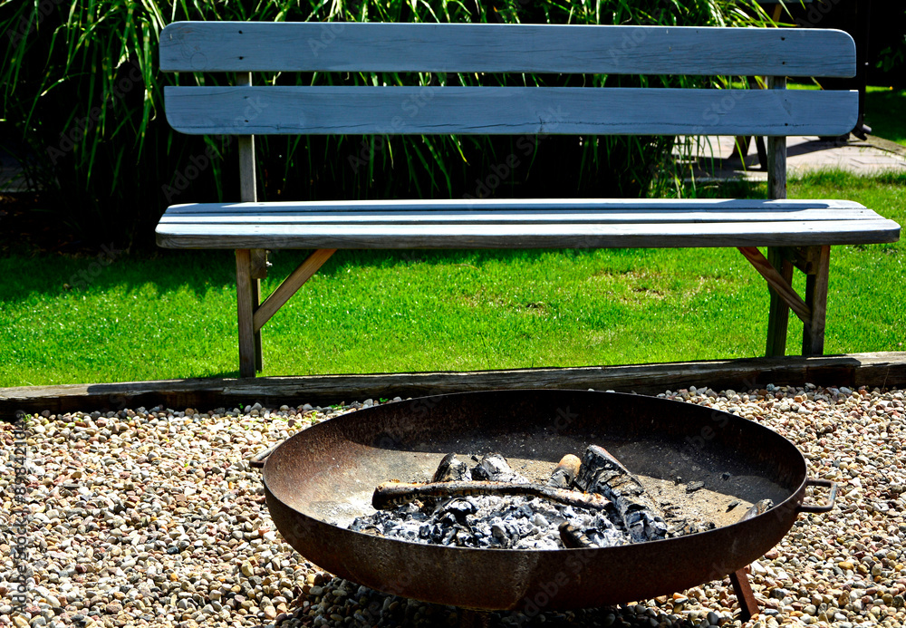 palenisko ogrodowe i drewniana ławka, misa stalowa palenisko ogrodowe, steel bowl garden fireplace, A metal firepit bowl, a round fire steel pit, Patio Fire Pit Steel Round, garden seating area