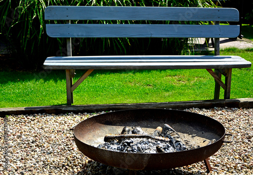 Obraz na płótnie palenisko ogrodowe i drewniana ławka, misa stalowa palenisko ogrodowe, steel bowl garden fireplace, A metal firepit bowl, a round fire steel pit, Patio Fire Pit Steel Round, garden seating area w salonie