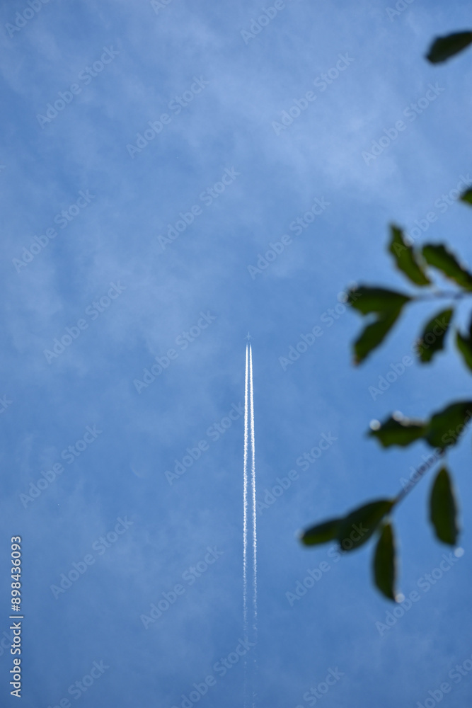澄んだ青空と美しい飛行機雲 澄んだ青空と美しい飛行機雲