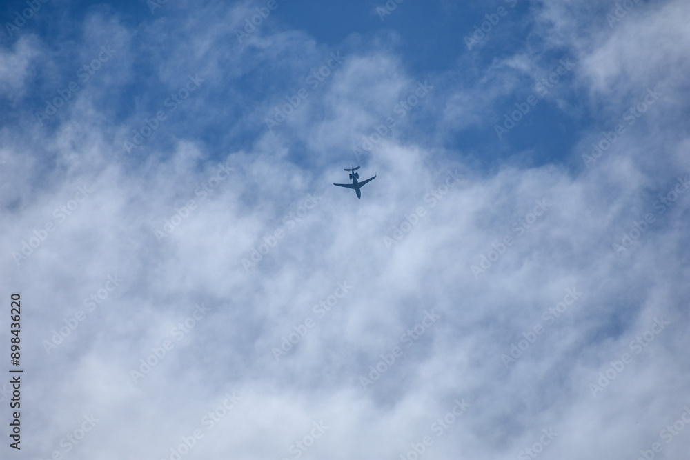 夏の雲の中を飛ぶ飛行機 夏の雲の中を飛ぶ飛行機