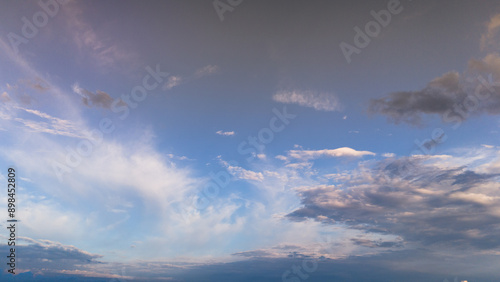 Schilderij op canvas Vue du ciel bleu avec des nuages de traine en fin de journée