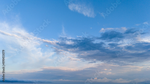 Fototapeta Naklejka Na Ścianę i Meble -  Vue du ciel bleu avec des nuages de traine en fin de journée