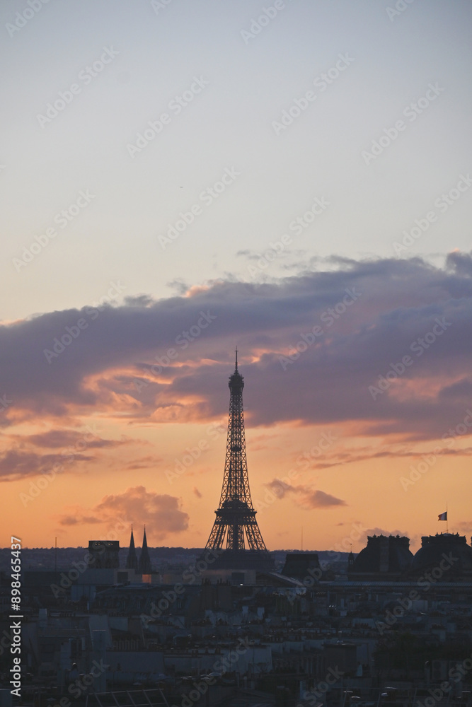 Naklejka premium The Eiffel Tower at sunset.