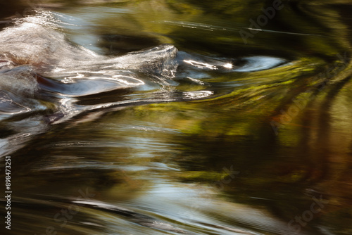 Cuadro en lienzo The Pike River flows swiftly over the under-surface boulders as its surface wate