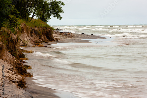 Tablou pe pânză The eroding sand dune shoreline of Kohler-Andrae State Park, Sheboygan, Wisconsin due to the high water, and wave action of Lake Michigan
