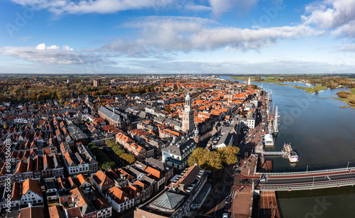 Tableau sur toile IJssel Kampen Binnenstad Toren Koe Drone. High quality photo