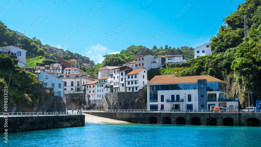 Obraz premium Vista del embarcadero para barcas del hermoso pueblo pesquero de Cudillero en Asturias, España