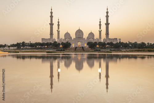 Obraz na płótnie View of Grand Mosque in Abu Dhabi during very nice sunset. Beautifull warm colors on the sky. w salonie
