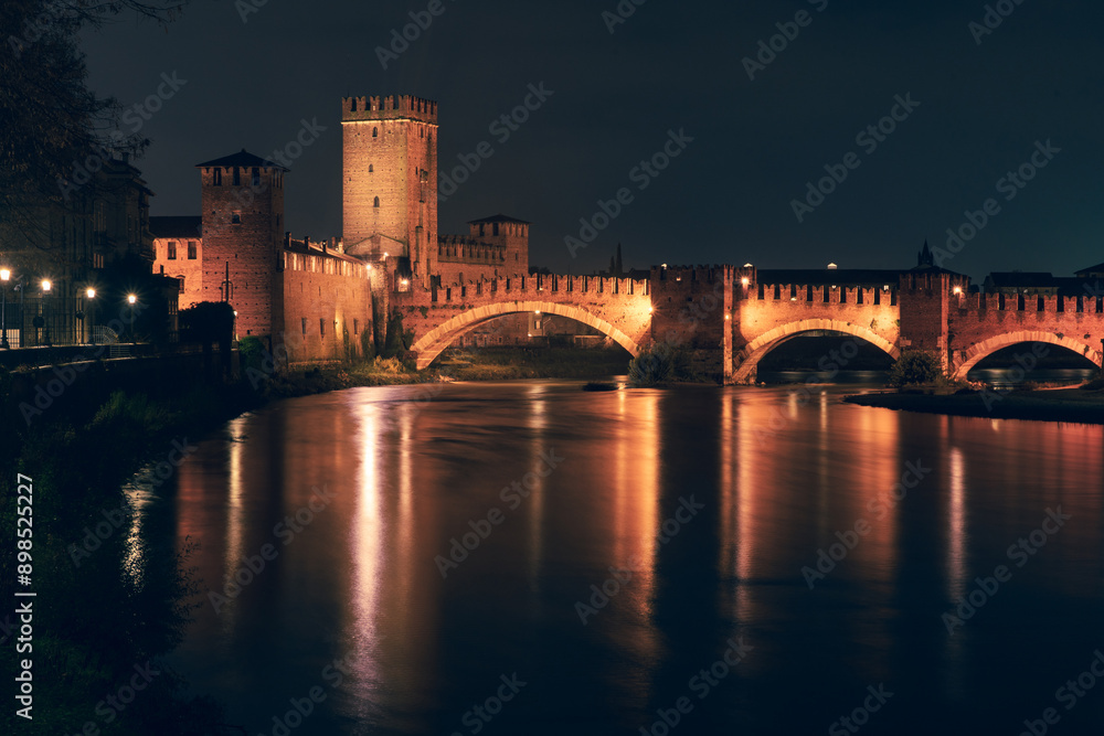 Obraz premium Night view of Ponte di Castelvecchio bridge in Verona