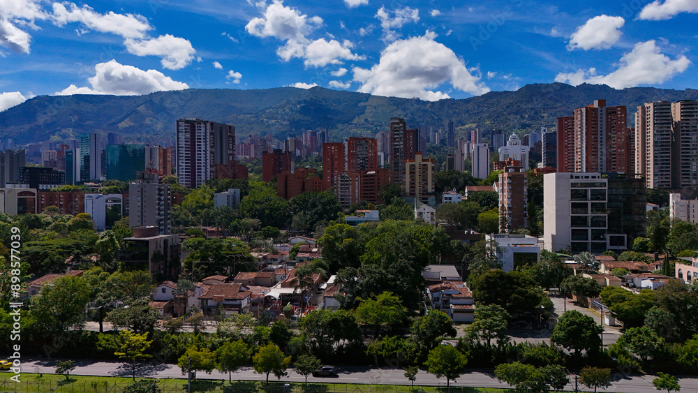 Obraz premium Imagen aérea tomada desde el sur de la ciudad de Medellín, cerca al río del mismo nombre.