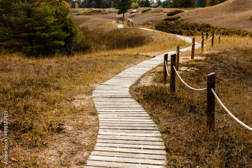 Foto The cordwalk disappears in the distance over the sand dunes within the Kohler-An