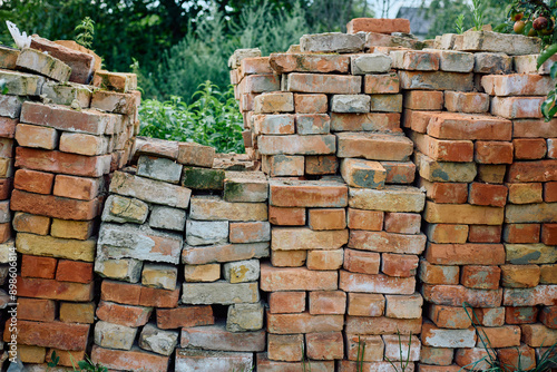 Foto Old used bricks are piled up