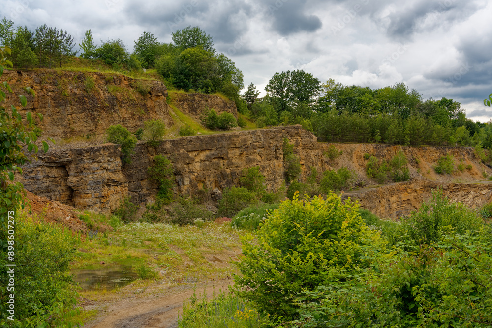 Alter Steinbruch bei Holzhausen, Gemeinde Dittelbrunn, Landkreis Schweinfurt, Unterfranken, Bayern, Deutschland Alter Steinbruch bei Holzhausen, Gemeinde Dittelbrunn, Landkreis Schweinfurt, Unterfranken, Bayern, Deutschland