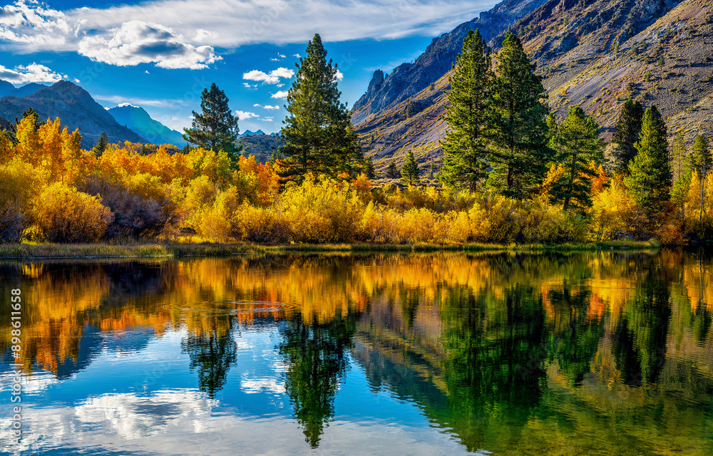 Autumn mountain lake. Autumn lake in autumn mountains Autumn mountain lake. Autumn lake in autumn mountains